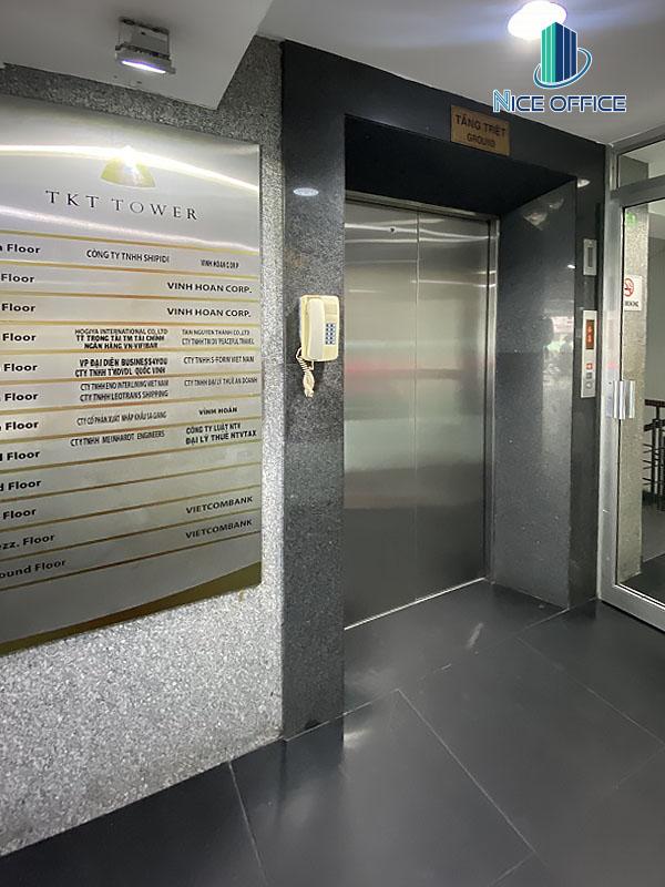 Khu vực thang máy và bảng tên doanh nghiệp tại tầng trệt tòa nhà TKT Building quận 1