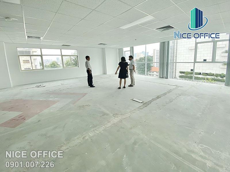 Khách hàng Nice Office khảo sát trực tiếp văn phòng trống tại NNC Building, quận 1