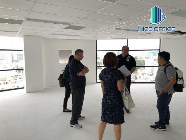 Khách hàng Nice Office đi khảo sát văn phòng trống tại tòa nhà Zen Plaza quận 1