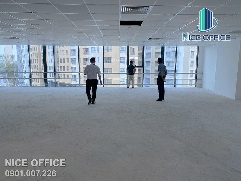 Nhân viên Nice Office đưa khách hàng đi khảo sát văn phòng trống thực tế tại 3 Bees Tower