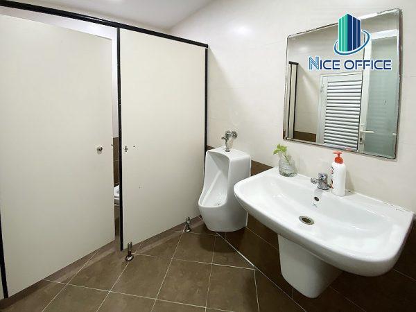 Toilet Nam tại VIPD Building luôn được vệ sinh sạch sẽ