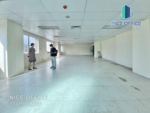 Khách hàng Nice Office đi khảo sát mặt bằng trống tại tòa nhà City Light Tower