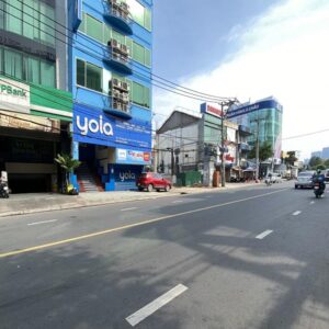 đường Nguyễn Gia Trí phía trước tòa nhà Gic 18A