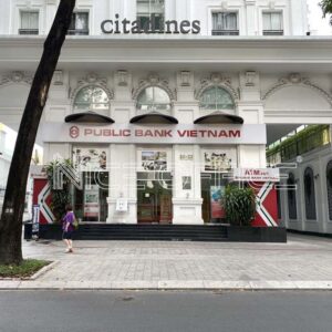 Mặt tiền tòa nhà Citadines Regency Saigon thông thoáng, đang là chi nhánh ngân hàng Republic Bank