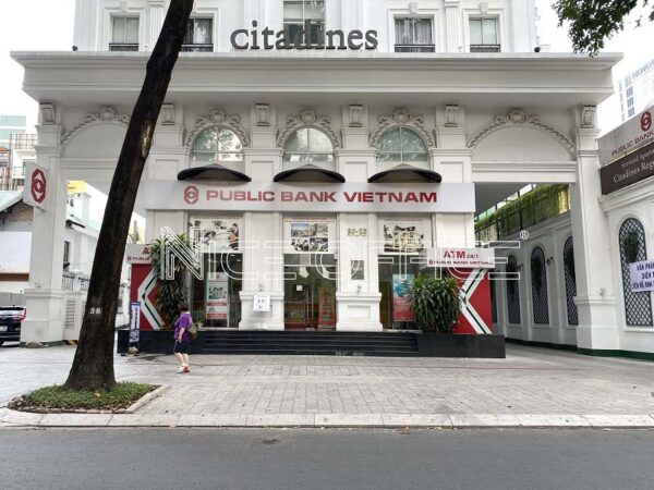 Mặt tiền tòa nhà Citadines Regency Saigon thông thoáng, đang là chi nhánh ngân hàng Republic Bank