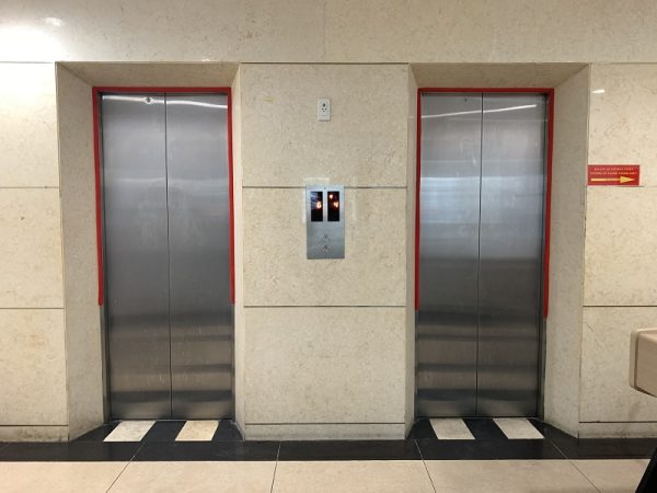 Hai thang máy tại tòa Comeco Tower