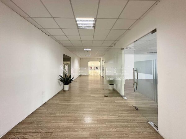 Hành lang chung tại mỗi tầng tòa nhà Deli Office