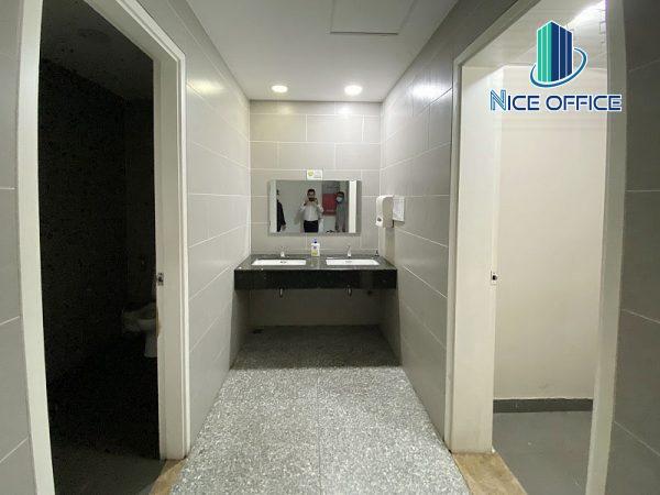 Khu vực nhà vệ sinh tại mỗi tầng tòa nhà Nam Việt Building
