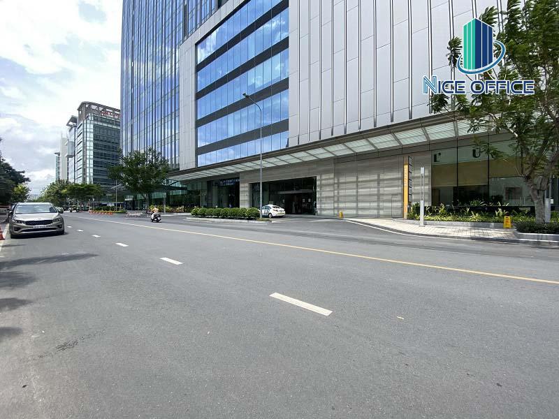 Đường Nguyễn Khắc Viện phía trước tòa nhà Phú Mỹ Hưng Tower
