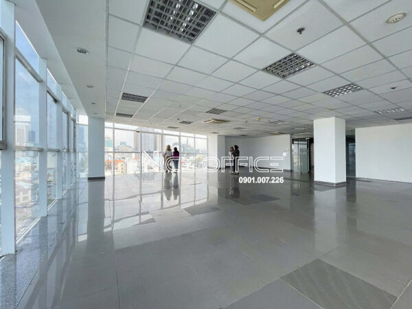 Khách hàng đi khảo sát mặt bằng trống tại tòa nhà HMC Tower