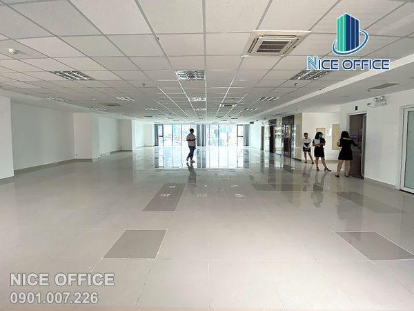 Khách hàng Nice Office đi khảo sát văn phòng trống tại tòa nhà Pax Sky Đề Thám
