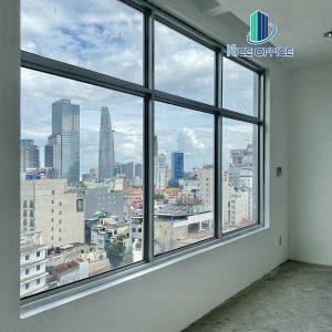 Cửa sổ rộng giúp không gian bên trong tòa nhà luôn thông thoáng