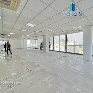 Khách hàng Nice Office đi khảo sát văn phòng trống tại tòa nhà Estar Building quận 3