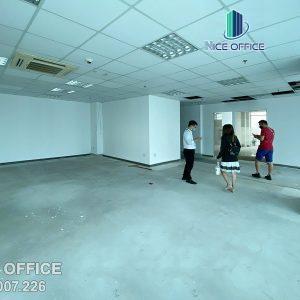 Nhân viên Nice Office đưa khách hàng đi xem văn phòng trống tại tòa nhà PTS Saigon Building quận 7
