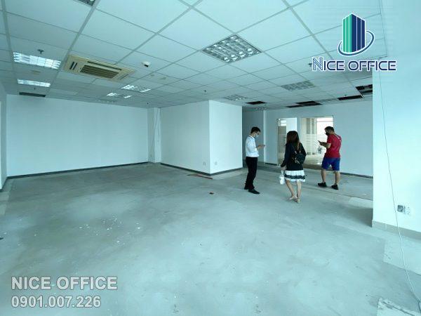Nhân viên Nice Office đưa khách hàng đi xem văn phòng trống tại tòa nhà PTS Saigon Building quận 7