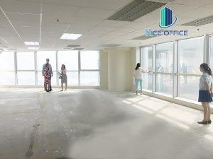 Nhân viên Nice Office đưa khách hàng đi khảo sát mặt bằng trống tại tòa nhà Saigon Trade Center