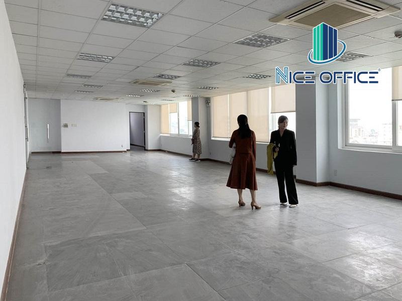 Khách hàng Nice Office khảo sát sàn trống văn phòng cho thuê đường Hoàng Việt