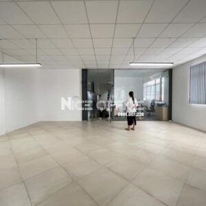 Khách hàng đi xem mặt bằng trống QA Office Building