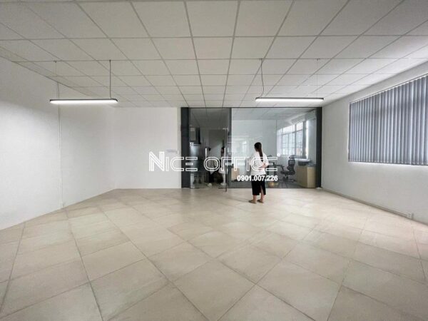 Khách hàng đi xem mặt bằng trống QA Office Building