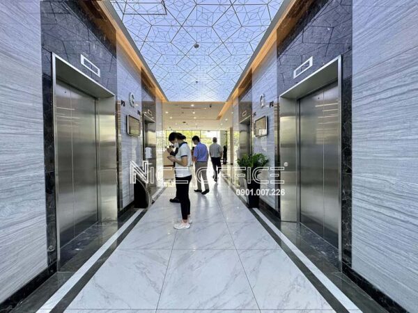 Hệ thống thang máy tại tòa nhà CII được phân khu tầng cao và thấp thuận tiện di chuyển