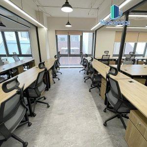 Phòng làm việc đã trang bị đầy đủ bàn ghế tại BeBee Space