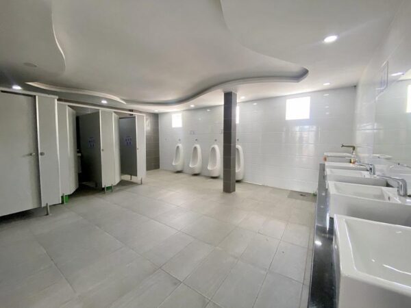 Nhà vệ sinh nam riêng tại tầng 3 tòa nhà Sabay Nguyễn Văn Trỗi