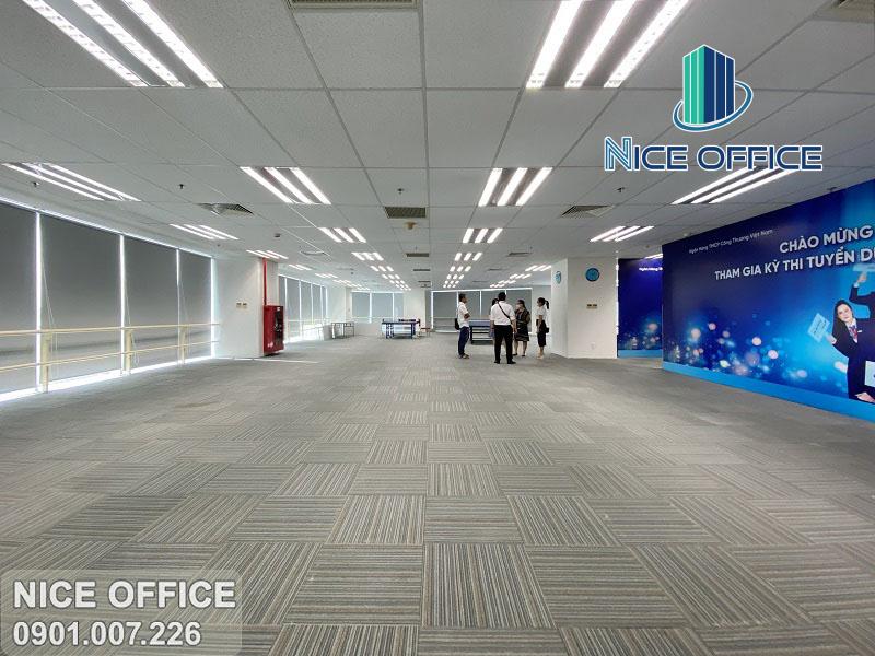 Khách hàng Nice Office khảo sát mặt bằng trống bên trong toà nhà trụ sở ngân hàng Vietinbank ở TpHCM
