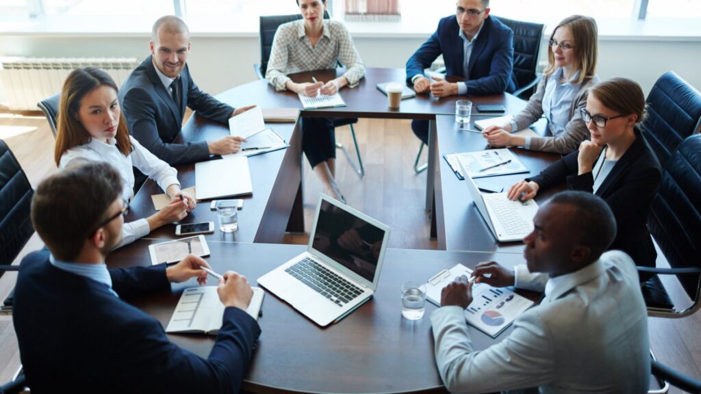Chọn bàn phòng họp cần dựa trên diện tích phòng họp và quy mô nhân sự cần phục vụ