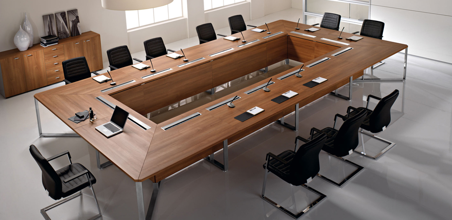Bàn phòng họp dạng quây rỗng có chiều cao ghế và bàn tương xứng