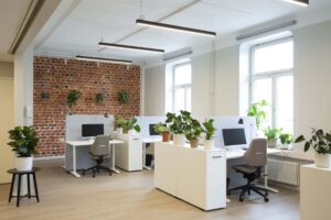 Hình ảnh tiêu biểu của một thiết kế văn phòng tối giản với không gian gọn gắng, tinh tế và nhiều ánh sáng tự nhiên